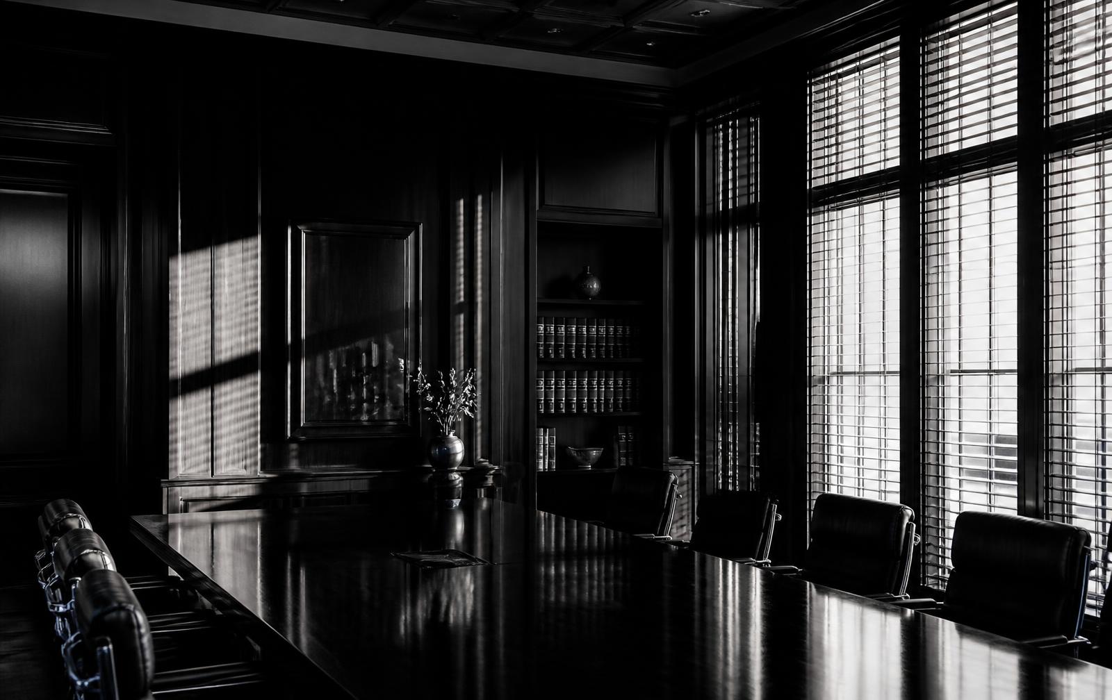 Sala riunioni dello studio legale in bianco e nero